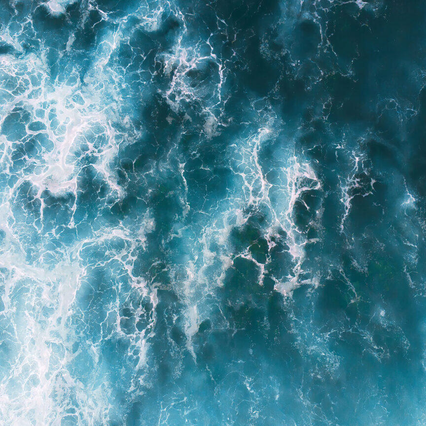 Meer von oben, Wellen und Gischt